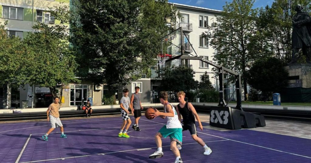 Terenul modular de baschet 3×3 revine în Piața Primăriei din Pitești