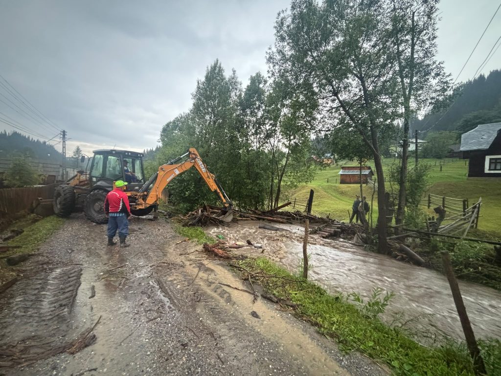 Codul roșu de ploi și vijelii a făcut prăpăd în Suceava