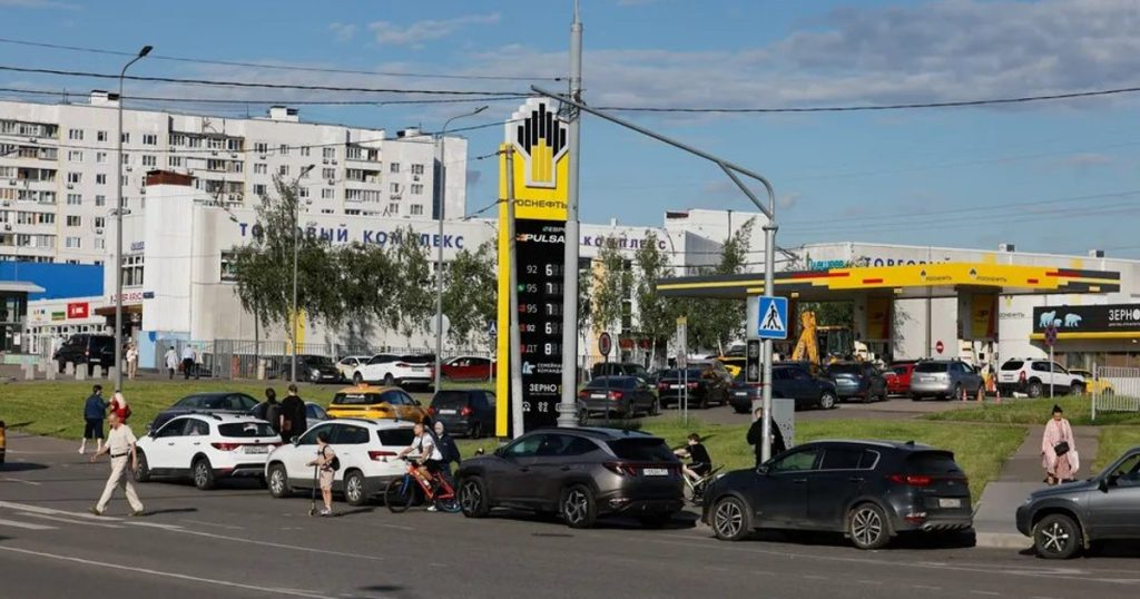 Rusia limitează vânzările de benzină către persoanele fizice în Novorossiisk. Doar opt benzinării mai au motorină