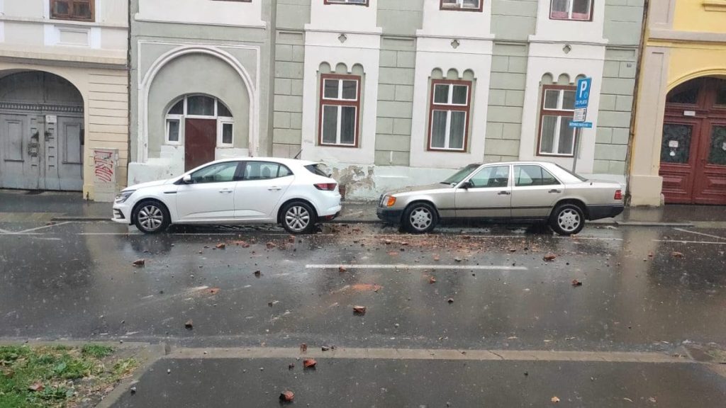 Pericol în centrul Sibiului: Un horn s-a prăbușit peste mașini din cauza ploii! O mașină a fost lovită în mers