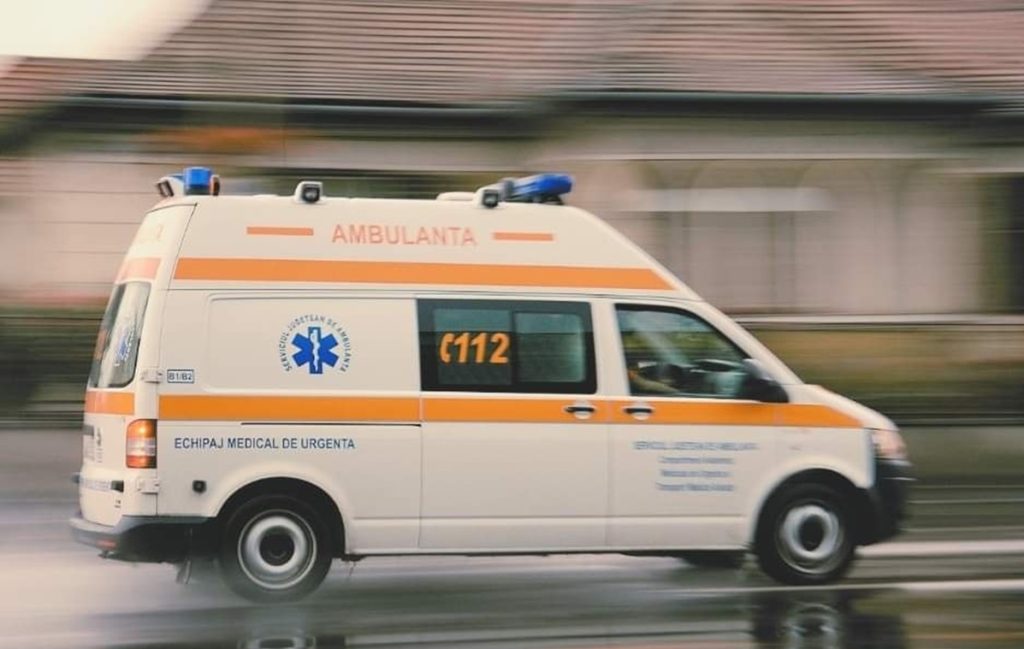 Accident grav la Mediaș: o minoră a căzut de la balcon
