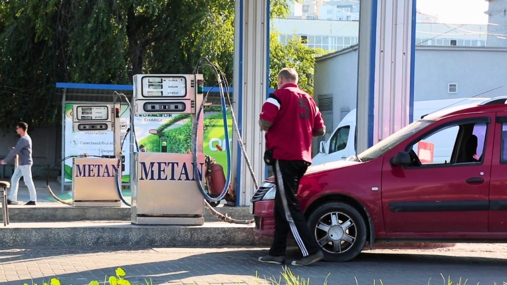 Cât vor costa carburanții în perioada 4-6 iulie: șoferii vor plăti mai mult pentru un litru de combustibil