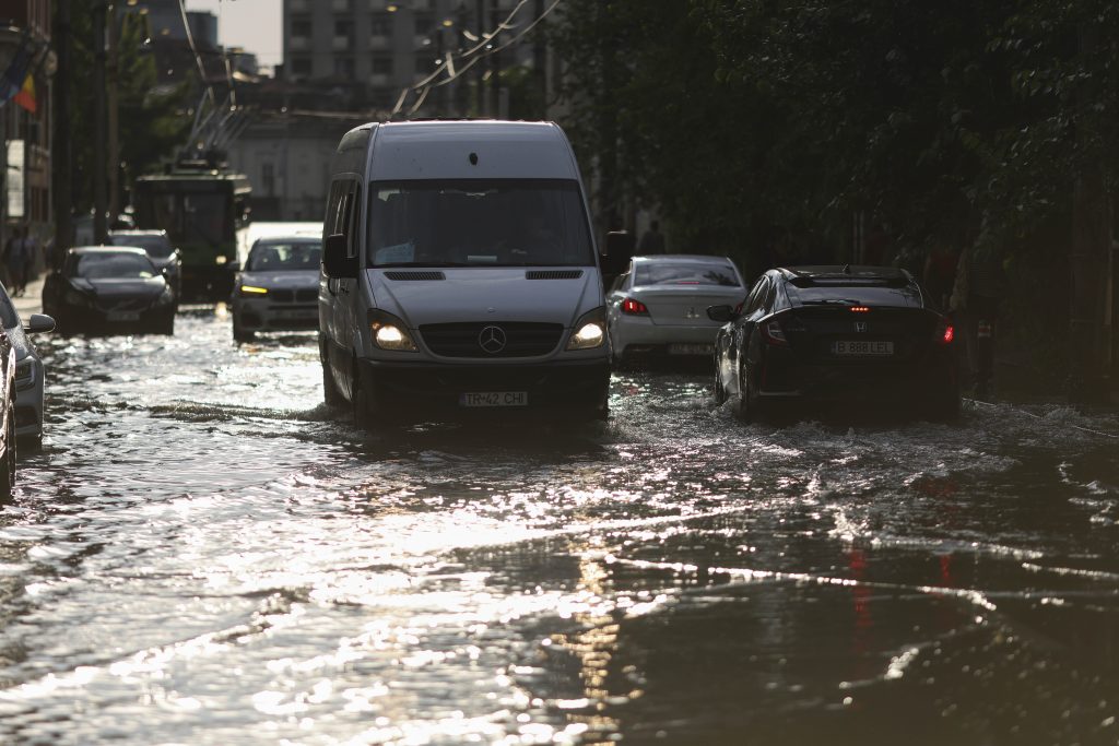 București, sub o nouă alertă de vreme severă. Temperaturile scad simțitor astăzi