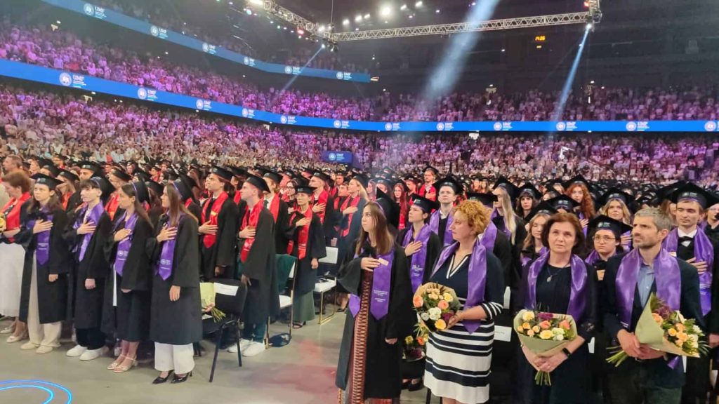 VIDEO. FOTO. Jurământul lui Hipocrate, depus de peste 1.300 de absolvenți ai UMF Cluj-Napoca. Paradă impresionantă a steagurilor