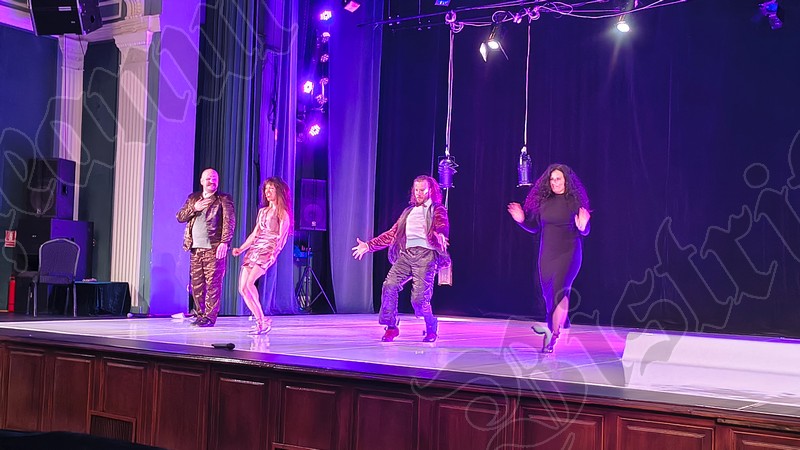FOTO/VIDEO: Un spectacol năucitor, incomod, stânjenitor – servit impecabil de performerii M Studio, la Bistrița