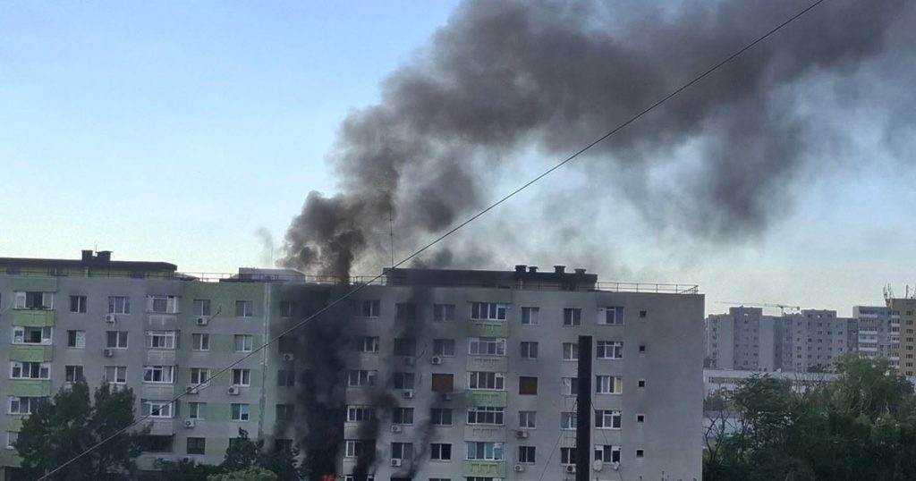 Incendiu puternic într-un bloc din București: locatarii au fost evacuați, iar mai multe persoane au ajuns la spital