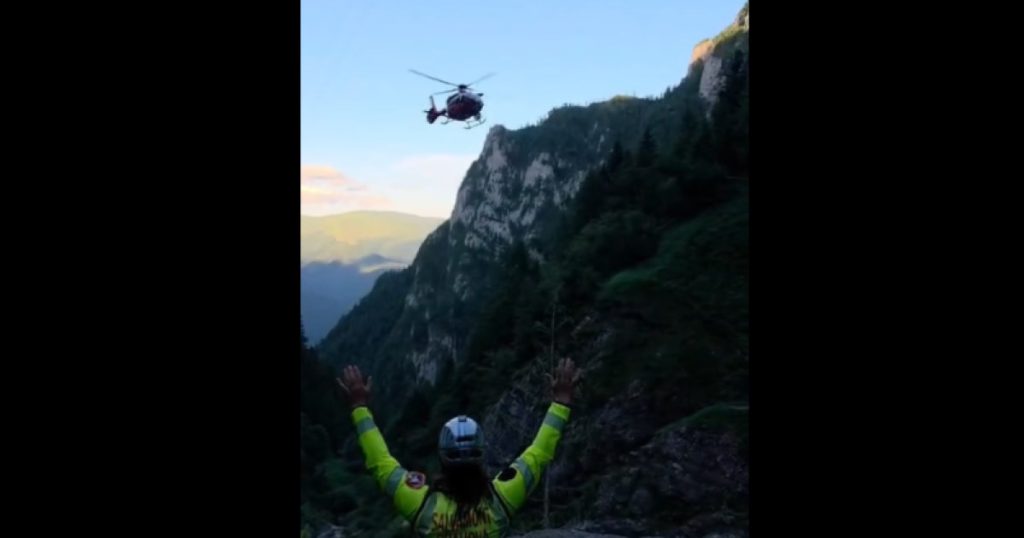 Trei turişti au fost salvaţi cu elicopterul de pe un traseu dificil din Bucegi