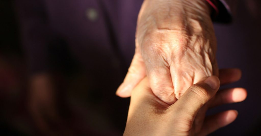 Povestea femeii din România care a devenit bocitoare profesionistă în SUA. Ce este, de fapt, o „doulă de moarte”