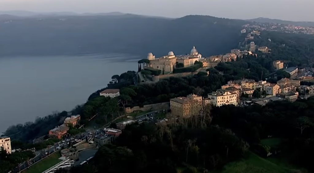 VIDEO Locul unde Papa își petrece concediul / Următoarele săptămâni le va petrece la Castel Gandolfo, lângă Roma / E destinația sa pentru tenis și înot
