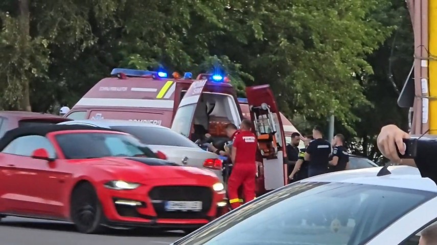 FOTO+VIDEO.Accident in zona hotelului Rex din Mamaia. Echipajele de interventie acorda primul ajutor pentru doua victime