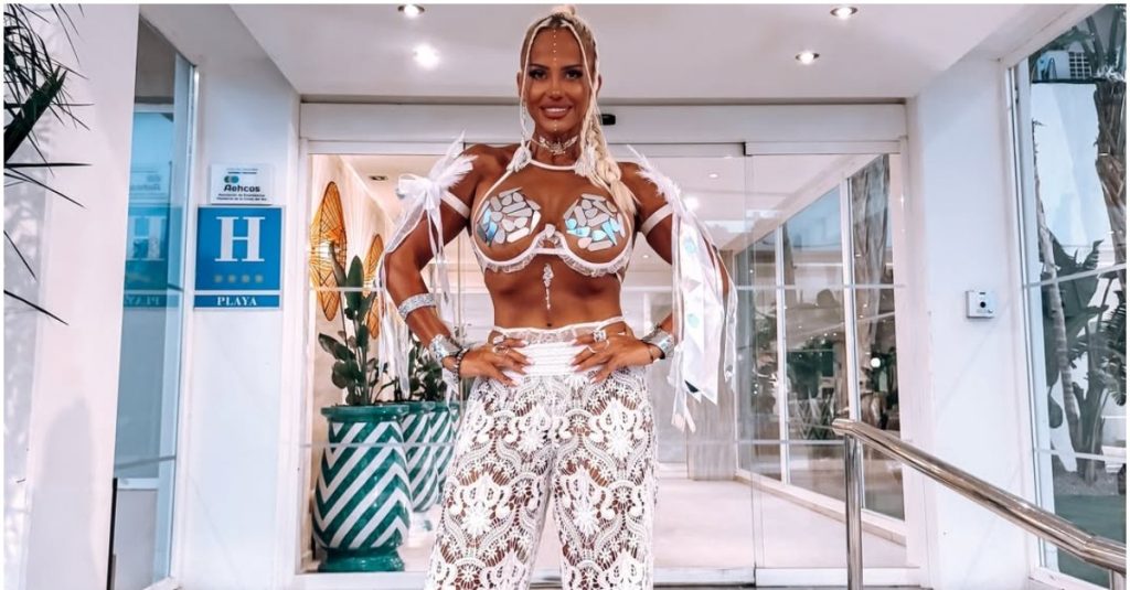 Anda Adam și-a etalat silueta în costum de baie, după ce a slăbit. Vedeta a făcut show la o piscină din Capitală