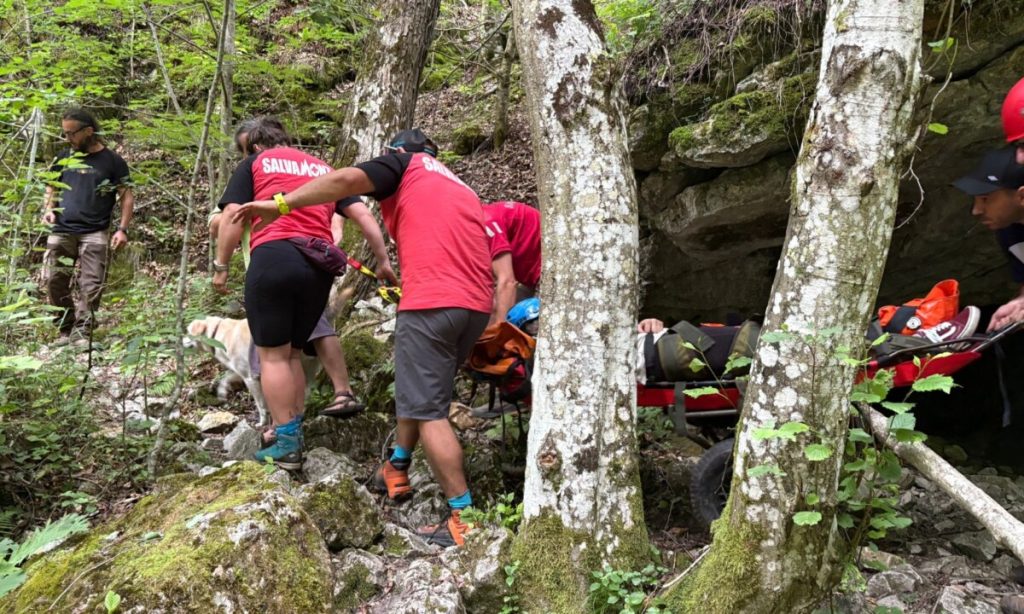 FOTO: Intervenție dificilă a Salvamont Alba în zona Cheile Râmețului. O turistă din Cluj-Napoca a căzut și a suferit un traumatism
