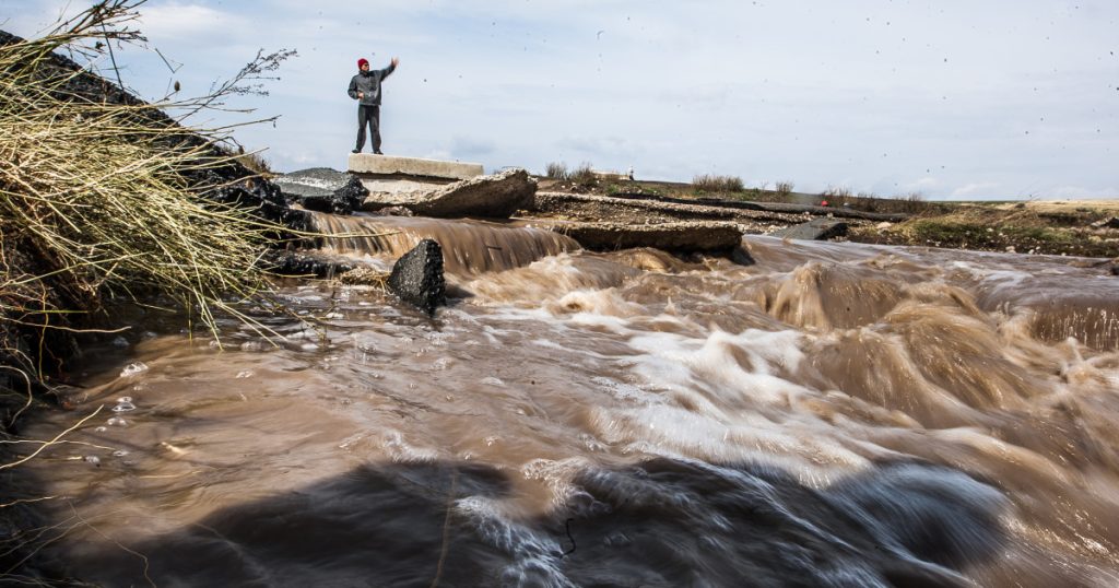 Avertisment de la hidrologi: Cod portocaliu de viituri pe râuri din trei judeţe. Zonele afectate de cod galben