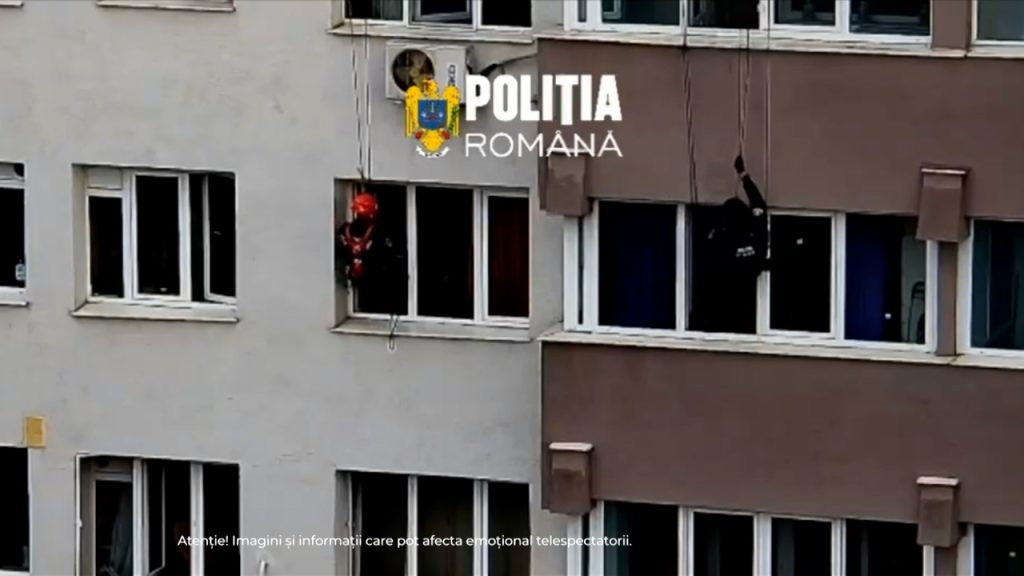 Filmul operaţiunii de salvare din Capitală. Femeia se baricadase în casă şi ameninţa că-şi va face rău