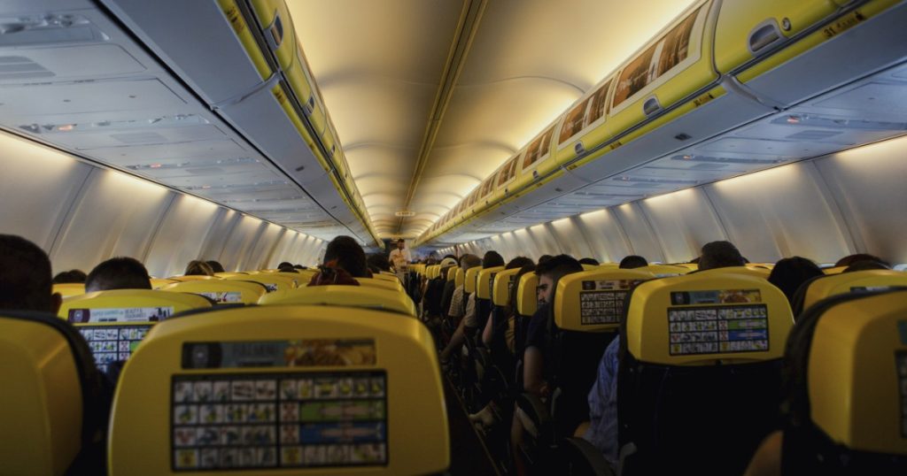 Incident grav la bordul unui avion care decolase din Grecia. Un pasager, parțial aspirat spre exterior
