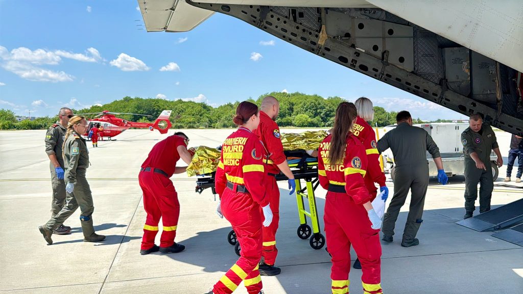 VIDEO Doi pacienți cu arsuri grave, transferați în Belgia și Germania cu o aeronavă militară românească