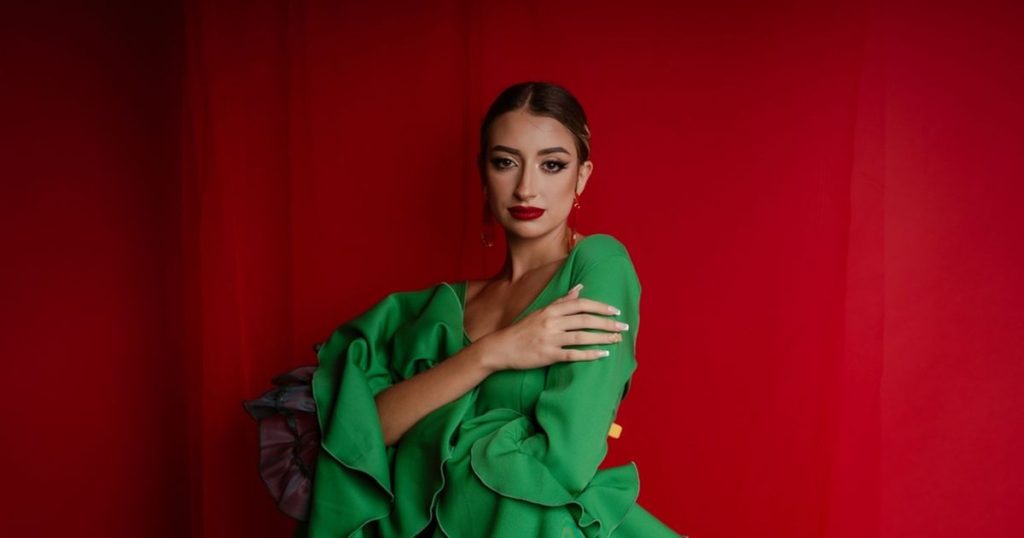 (P) Cum transformi o rochie cu volane într-o ținută modernă și chic?