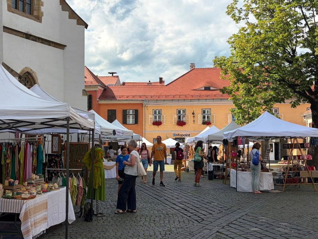 Lumânări, ceramică, bijuterii și cosmetice naturale. 25 de artizani participă în acest weekend la Made Here, în Piața Huet. Organizatoare: Vrem ca lumea să descopere munca din spatele unui produs