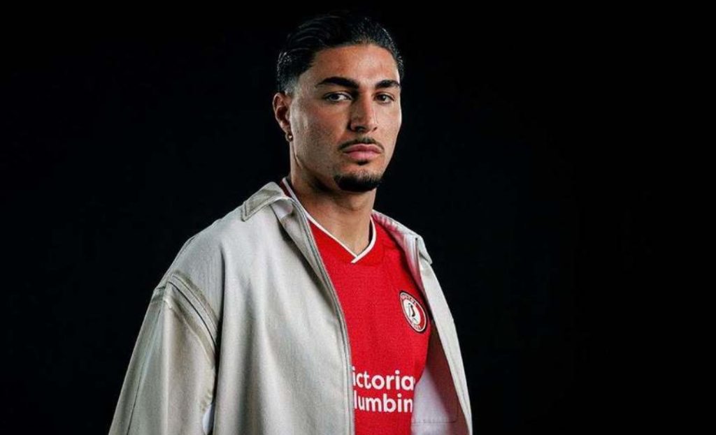 Transfer oficial: Un fotbalist român a ajuns în Anglia