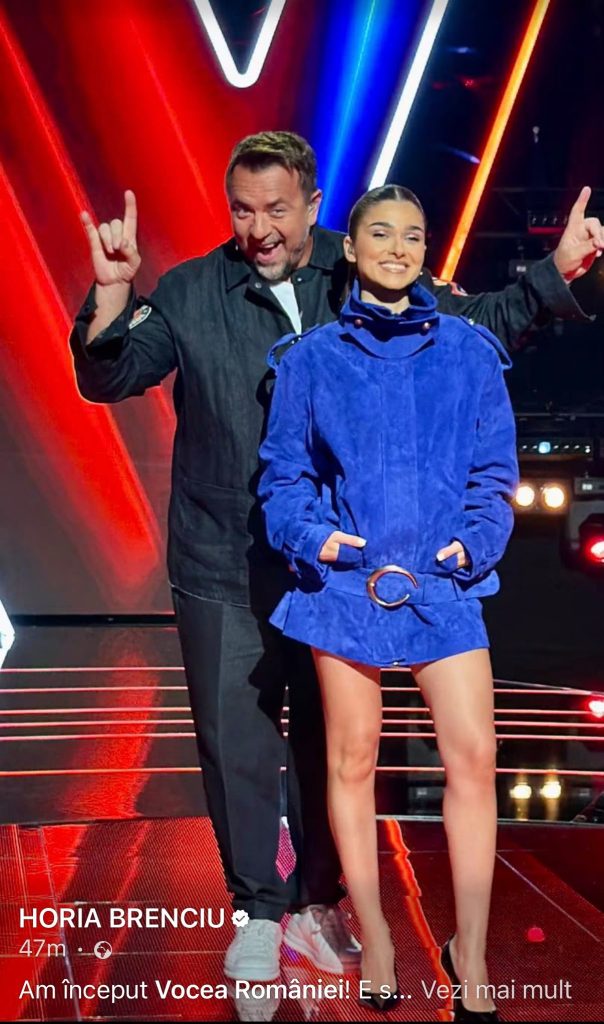 Sexy jacheta creată de o tânără din Botoșani, purtată de Theo Rose la Vocea României: Albastrul intens contribuie la construirea unei identități vizuale – VIDEO