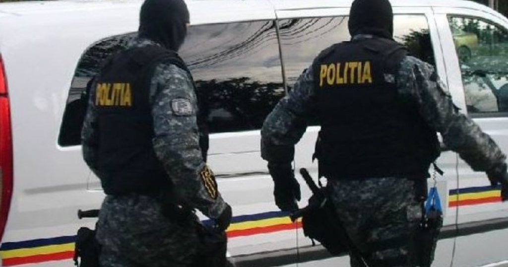 Intervenție în forță a mascaților în București. Un bărbat amenința că își face rău cu un cuțit și s-a baricadat în locuință