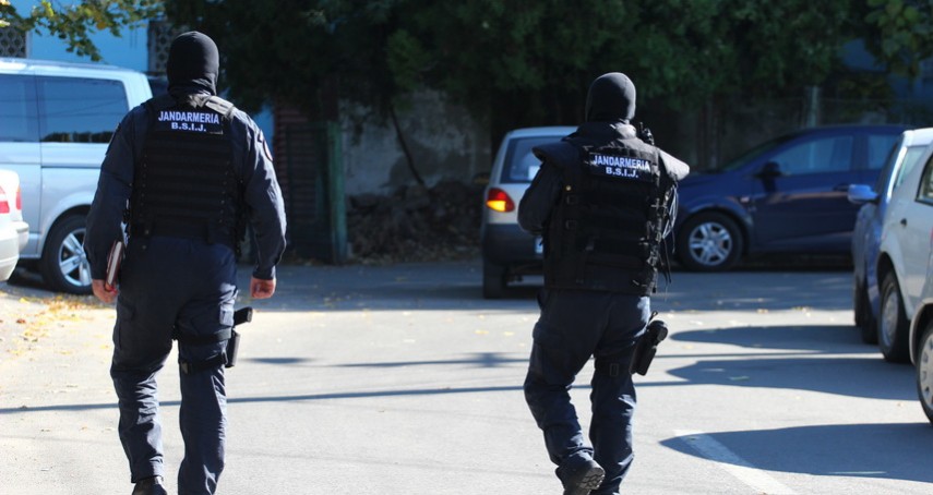 Trei barbati, arestati dupa ce ar fi castigat bani din prostitutia practicata de cinci femei in cinci tari europene