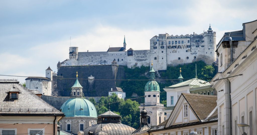 Un oraș european sufocat de turiști interzice accesul cu mașina în centrul vechi pe timpul verii. Ce amenzi riscă șoferii