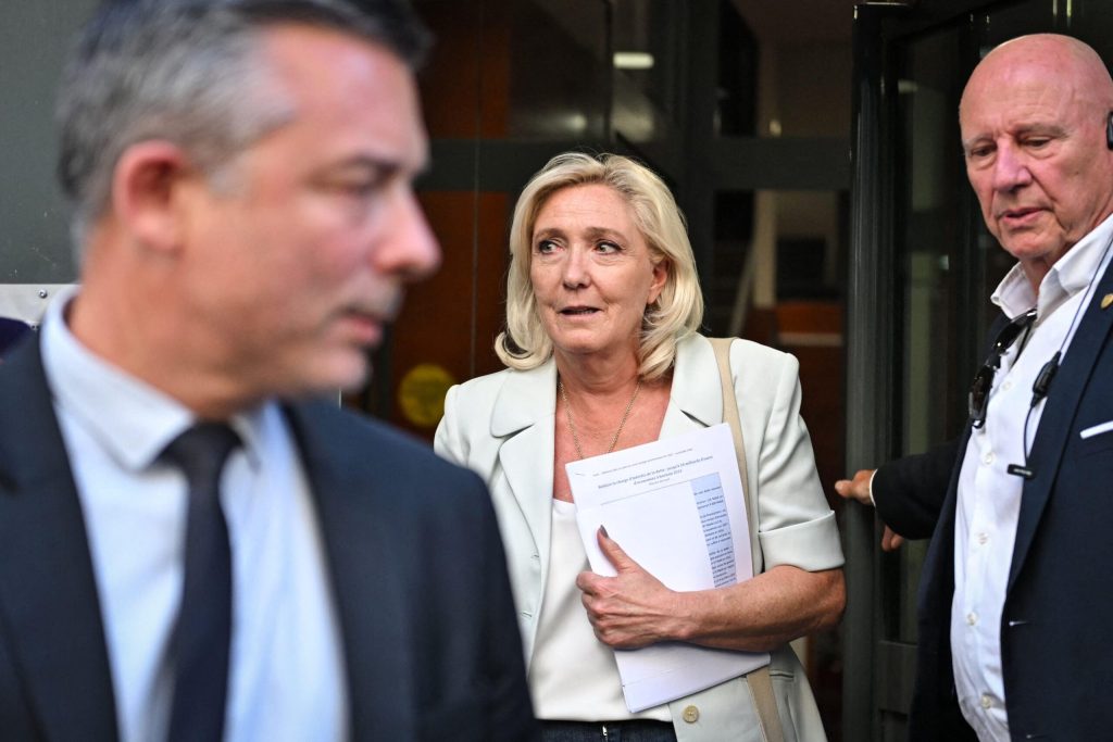 Marine Le Pen conduce detașat în intențiile de vot pentru prezidențialele din 2027, după decizia justiției franceze