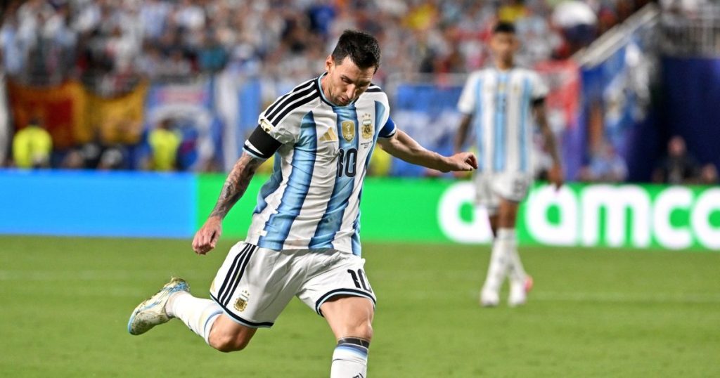 Lionel Messi i-a oferit lui Roberto Baggio tricoul purtat în meciul cu Elveția