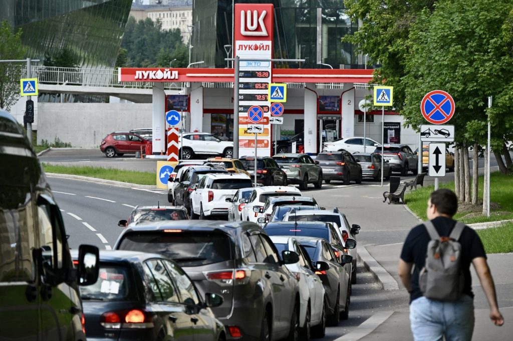Profesori trimiși să supravegheze cozile de la benzinării, pe fondul crizei de carburanți din Rusia