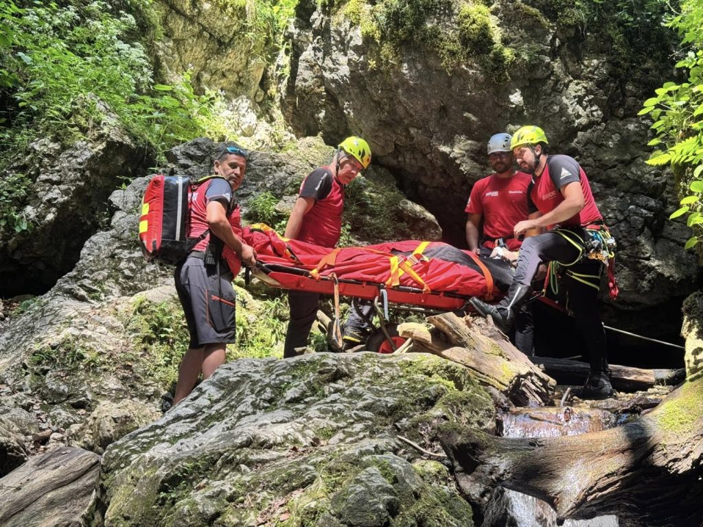 Motociclist rănit într-un accident în zona Cisnădioara / Intervin salvamontiștii