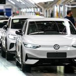 Tensiuni la Volkswagen, cu concedierea a până la 100.000 de angajați și închideri de fabrici avansate neoficial în discuții. Șeful companiei face însă un pas înapoi și vorbește de soluții mai inteligente