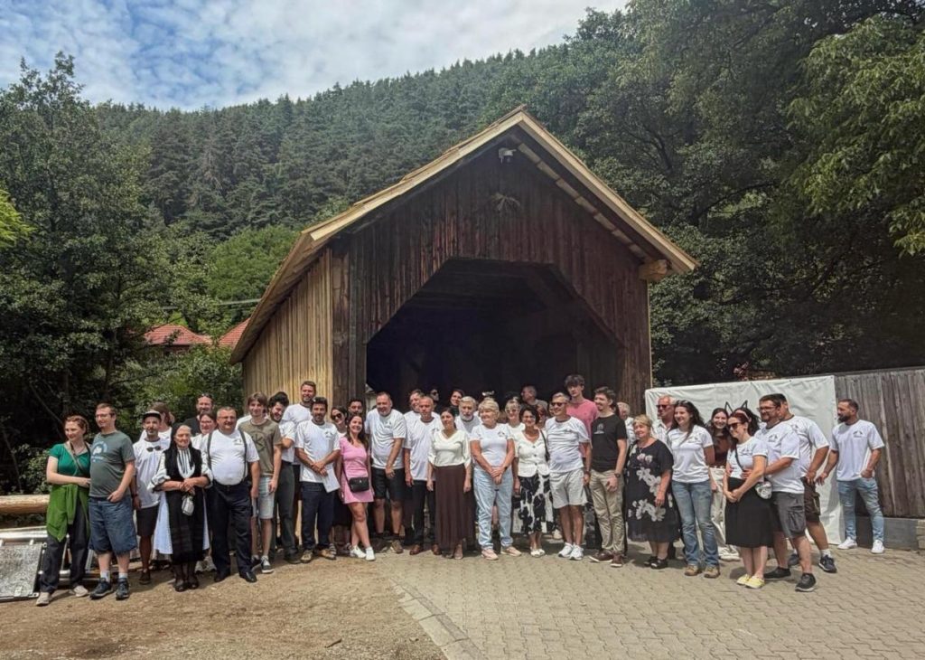 Ultimul pod acoperit din județul Sibiu, salvat de peste 100 de voluntari ai Ambulanței pentru Monumente. Restaurarea a durat cinci săptămâni