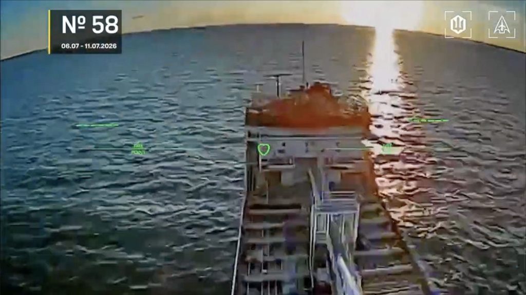 VIDEO Atacurile ucrainene cu drone devastează flota Rusiei din Marea Azov și închid un coridor „critic”. Numărul uriaș de nave lovite în doar 8 zile
