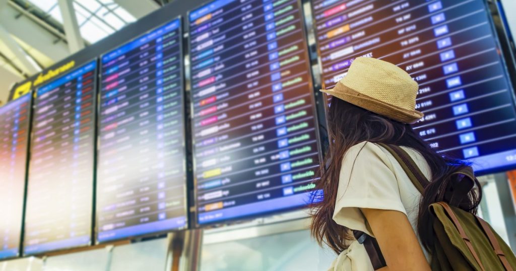 Noi reguli în transportul aerian: familii așezate împreună în avion fără taxe, bagaj de mână inclus în preț și despăgubiri mai clare