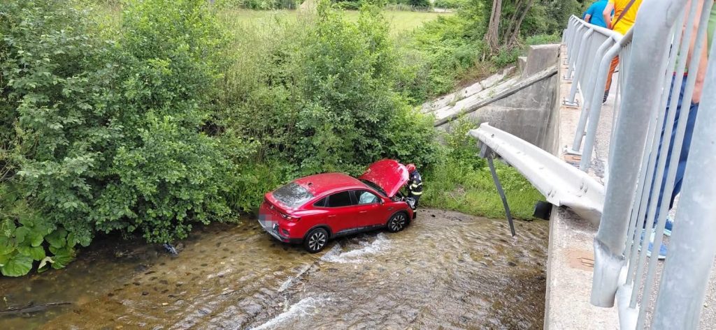Mașină, cu mamă și fiică de 15 ani la bord, ajunsă în râu, în județul Hunedoara