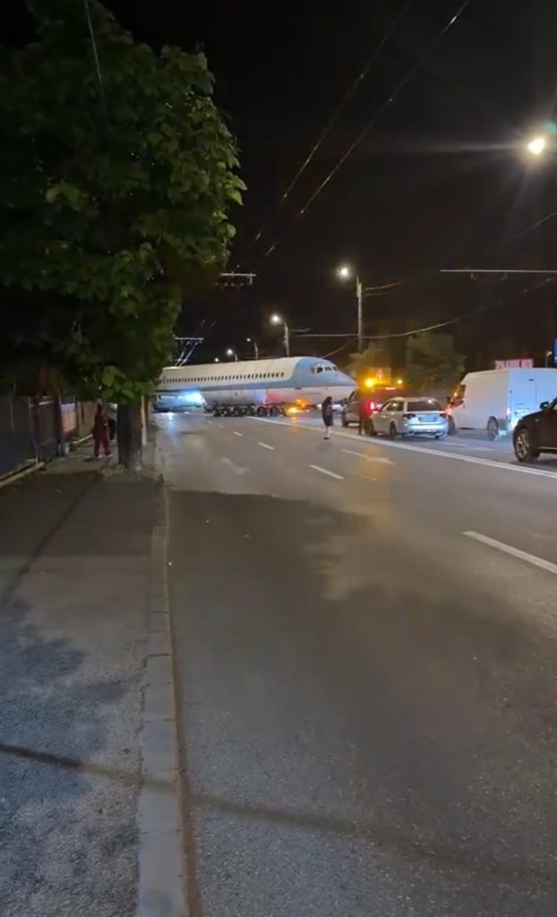 Un avion a „aterizat” pe o stradă din Cluj-Napoca, blocând traficul. Ce s-a întâmplat
