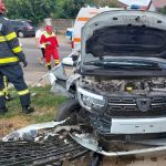 Accident în Bradu: un autoturism a intrat în gardul unei proprietăți. O persoană a avut nevoie de îngrijiri medicale