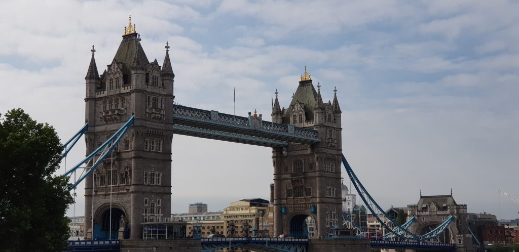 Românii – „motorul invizibil” care susține economia și serviciile publice din Marea Britanie