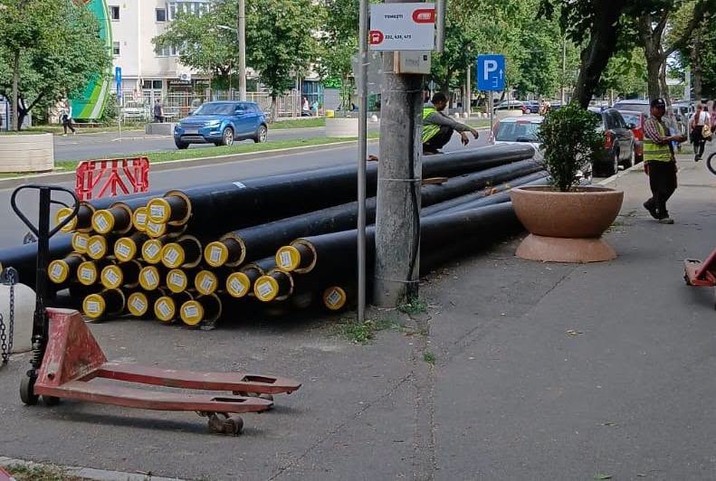 Primăria Capitalei: Conductele depozitate pe trotuar, pe Șoseaua Berceni, au fost mutate după sesizarea unui bucureștean