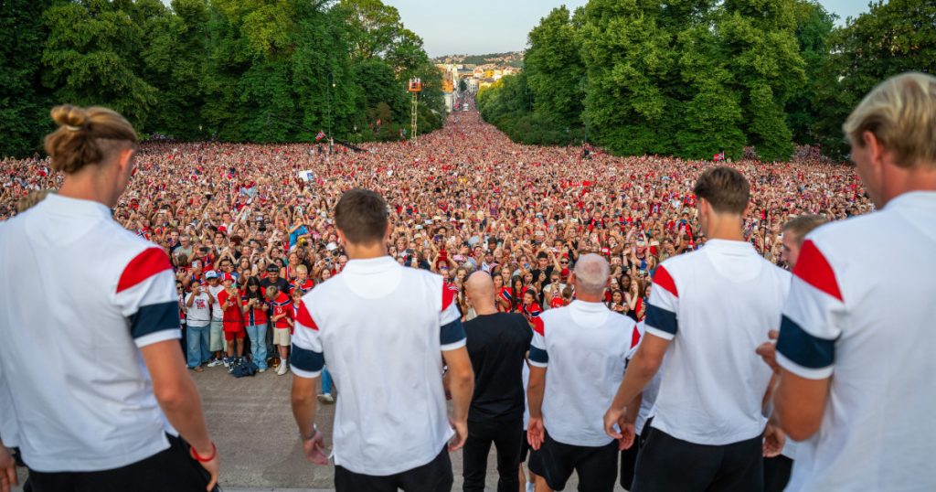 CM 2026. Fotbaliștii norvegieni, primiți triumfal la Oslo: 90.000 de fani și prințul moștenitor cântând la tobă