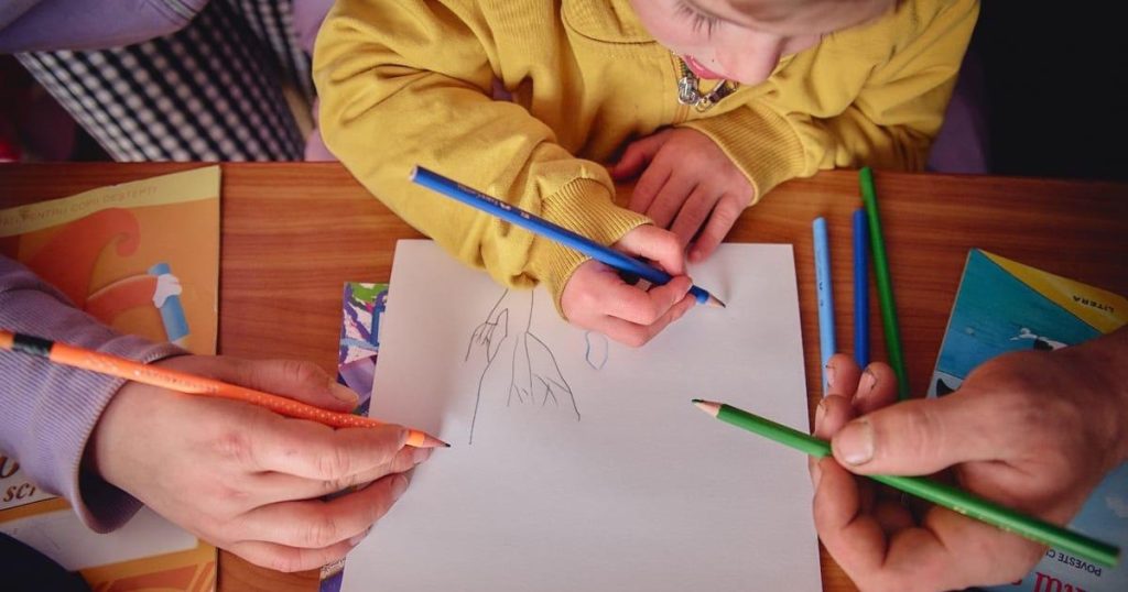 Vacanța în care copiii învață prin joacă. De ce nu trebuie să umplem fiecare zi cu activitati