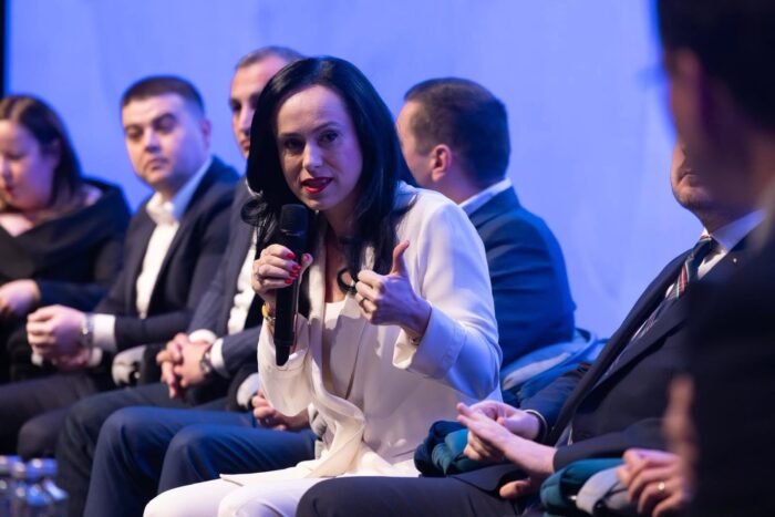 România, pe primul loc în UE la scăderea salariilor profesorilor. Simona Bucura-Oprescu: „Se fac economii pe seama copiilor”