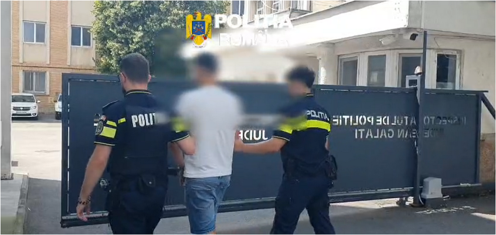 VIDEO: Angajat al unei spălătorii auto din Galaţi, reţinut după ce a furat maşina unui client şi a băgat-o în şanţ
