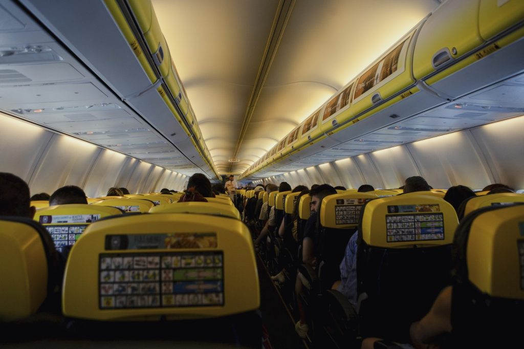 „Dacă murim, murim împreună”. Prima reacție a femeii care și-a salvat soțul trâgându-l de picioare în timp ce acesta era aspirat prin fereastra unui avion Ryanair: „Jumătate din corpul lui ieșea afară”