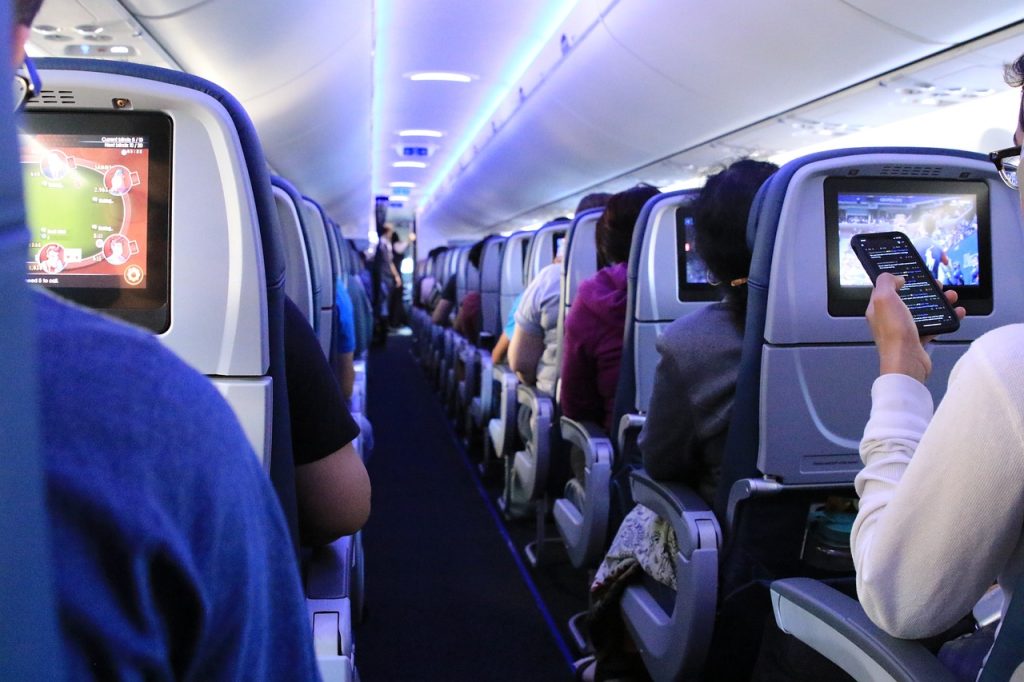 O mare companie aeriană va taxa suplimentar pasagerii care vor să călătorească fără vecin de scaun