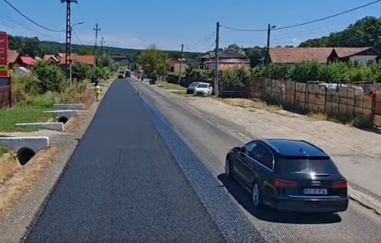 VIDEO Asfalt proaspăt pe Drumul Național 67, în zona Drăgoieni. S-au format cozi pe ambele sensuri