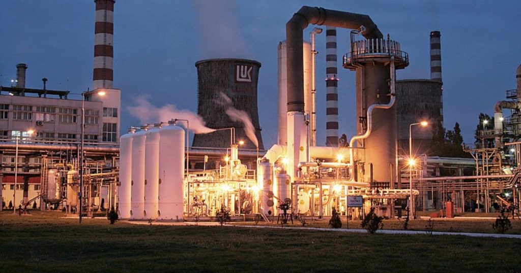 Criză la rafinăria Petrotel. Mai multe firme românești reclamă datorii neplătite de peste 30 de milioane de euro din partea Lukoil