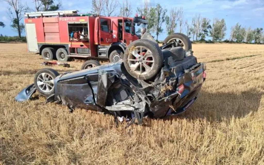Impact devastator! O mașină a zburat pe câmp după ce a fost spulberată de un TIR: Elicopterul SMURD a intervenit de urgență pentru doi tineri!