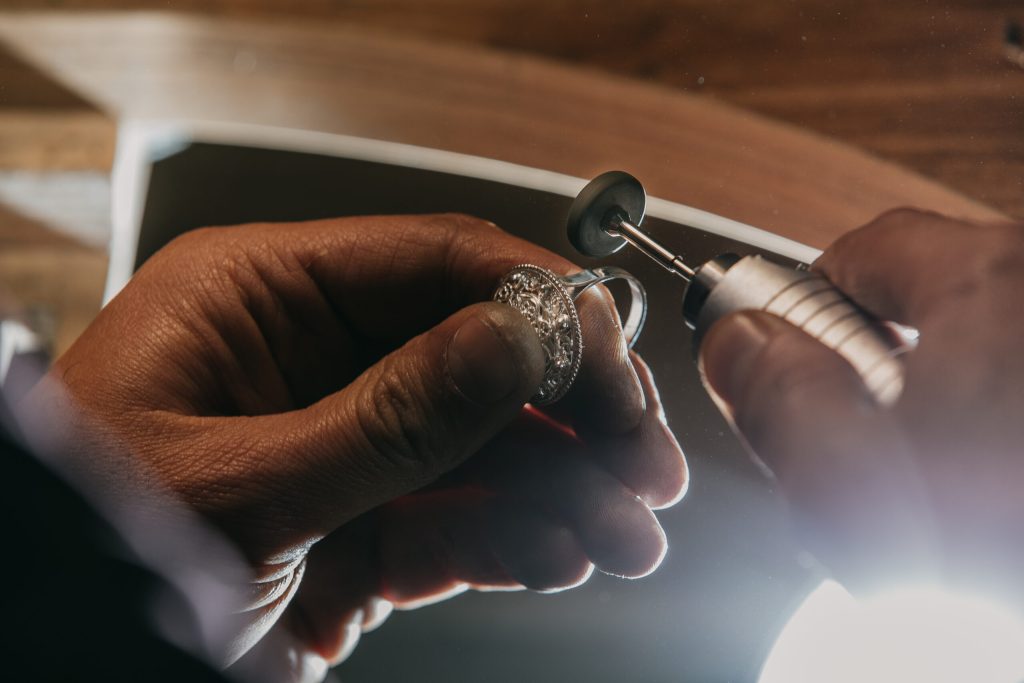 Tot mai multe femei își cumpără un „inel de divorț”. Ce simbolizează noul trend